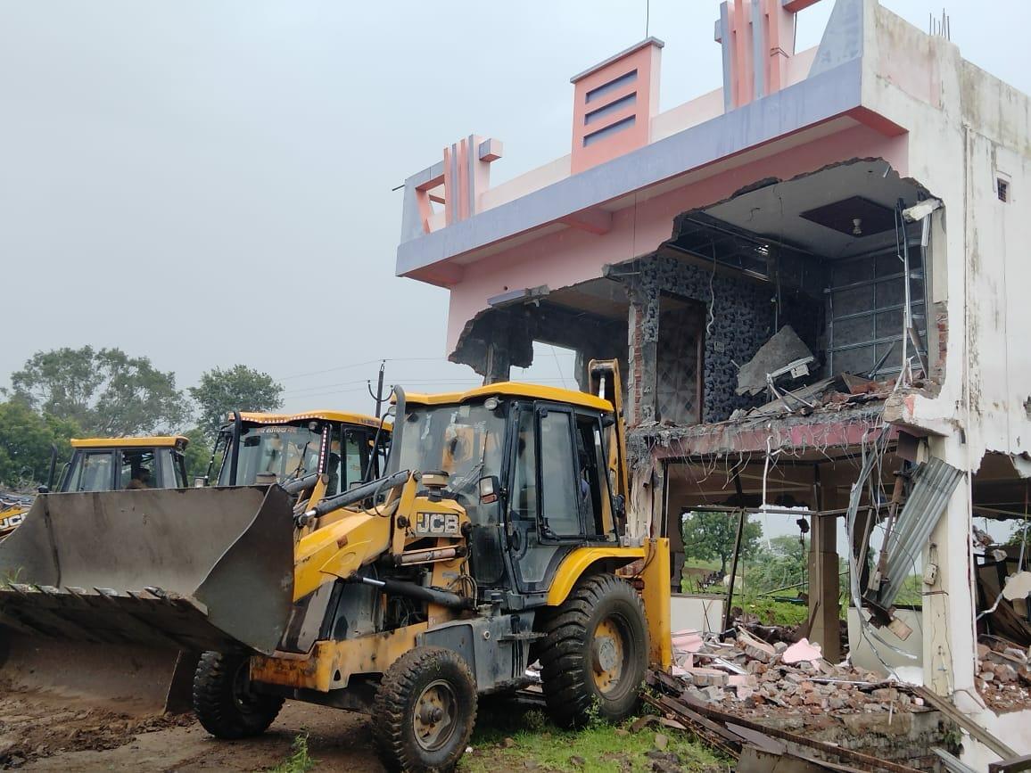 खंडवा जहरीली शराब कांड मामले में प्रशासन की कार्रवाई, कालका के होटल पर चला बुलडोजर, शराब माफियाओं में हड़कंप