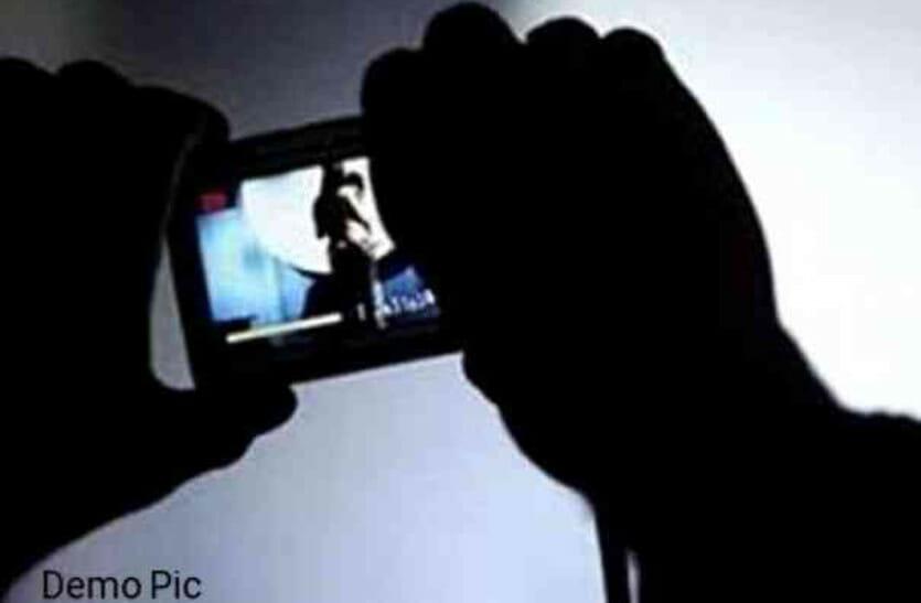 जूम मीटिंग में SEX करते हुए कैमरे में कैद हुआ शिक्षक, नजारा देख सबके उड़े होश