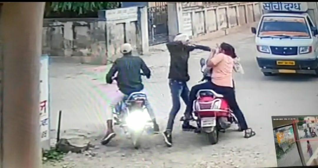 ग्वालियर में बदमाशों के हौसले बुलंद, दिनदहाड़े कट्टा अड़ाकर लूटी महिला की चेन
