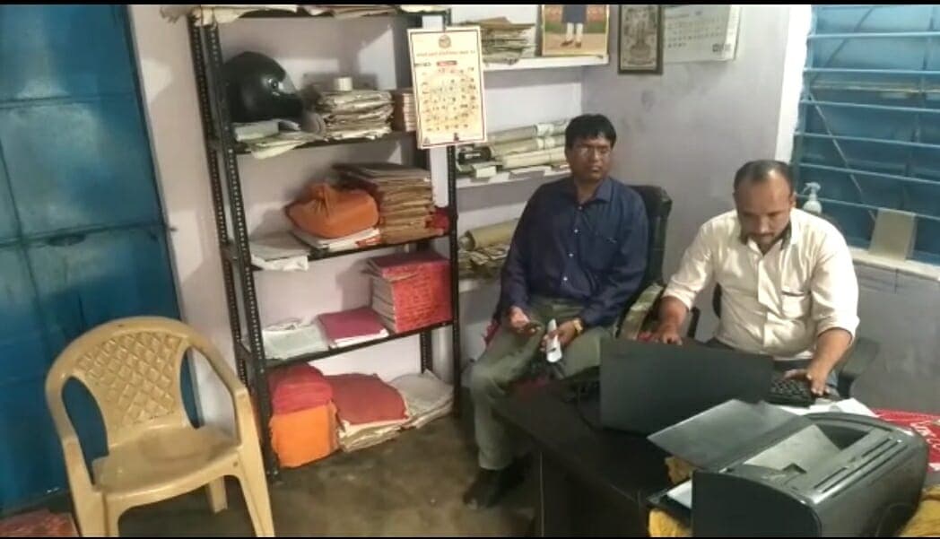 अलीराजपुर- रिश्वत लेते पटवारी रंगे हाथों गिरफ्तार, इंदौर लोकायुक्त पुलिस की कार्रवाई
