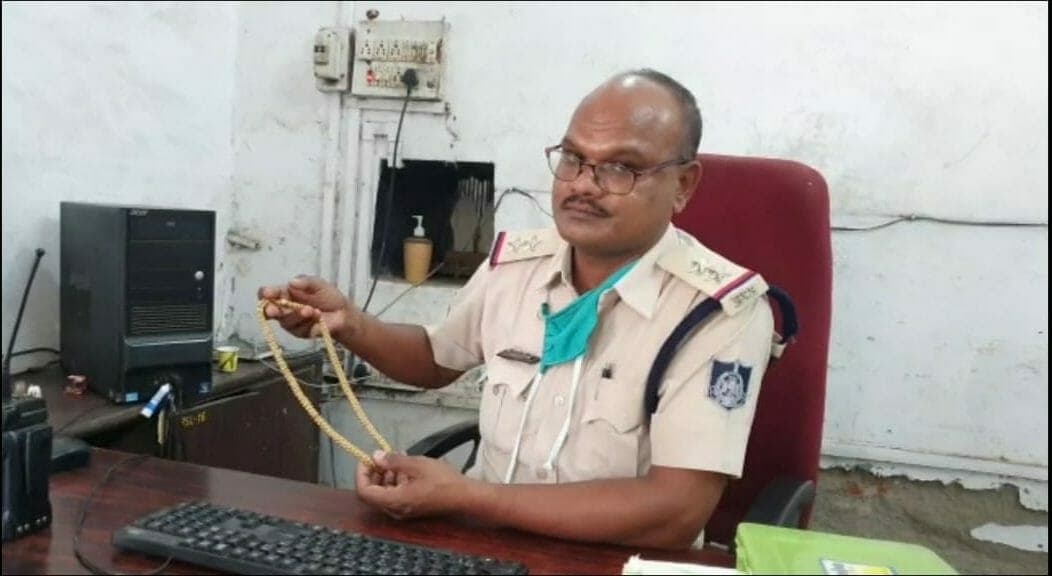 चाचाजी को किया प्रणाम, लगाया गले और लगा गया साढ़े तीन लाख का चूना !