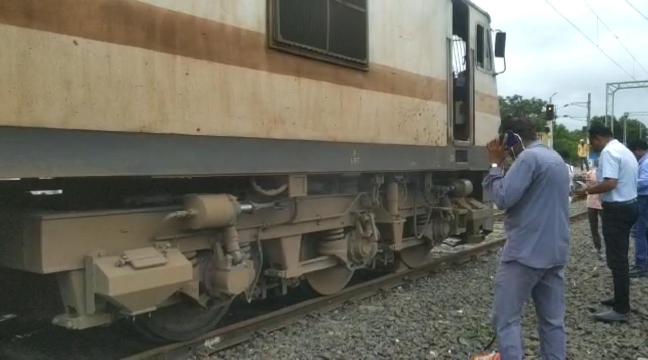 Betul News : दक्षिण एक्सप्रेस ट्रेन के इंजन में लगी आग, मचा हड़कंप