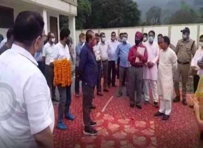 VIDEO: CM के कार्यक्रम से पहले बीजेपी विधायक का हंगामा, मंत्री के सामने कार्यकर्ताओं पर बरसे
