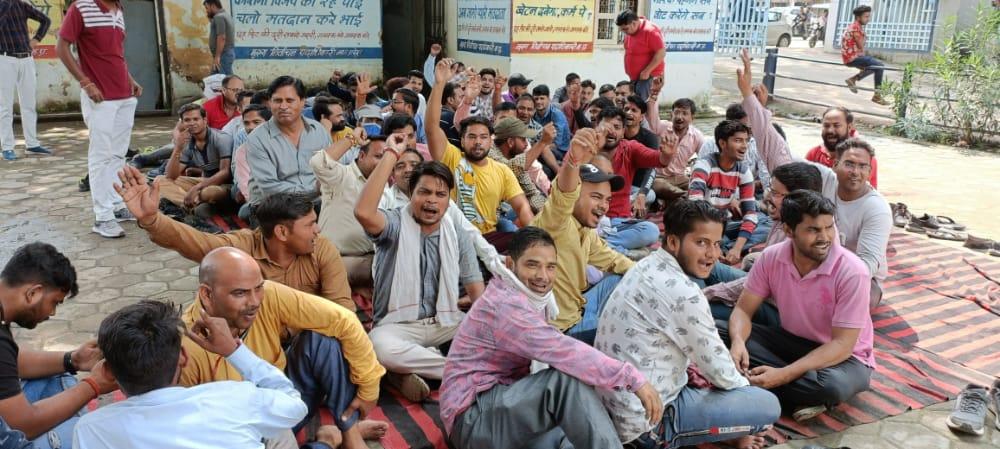 मप्र बिजली आउटसोर्स कर्मचारी हड़ताल जारी, अपनी मांगों को लेकर मुरैना में कलेक्टर को सौंपा ज्ञापन