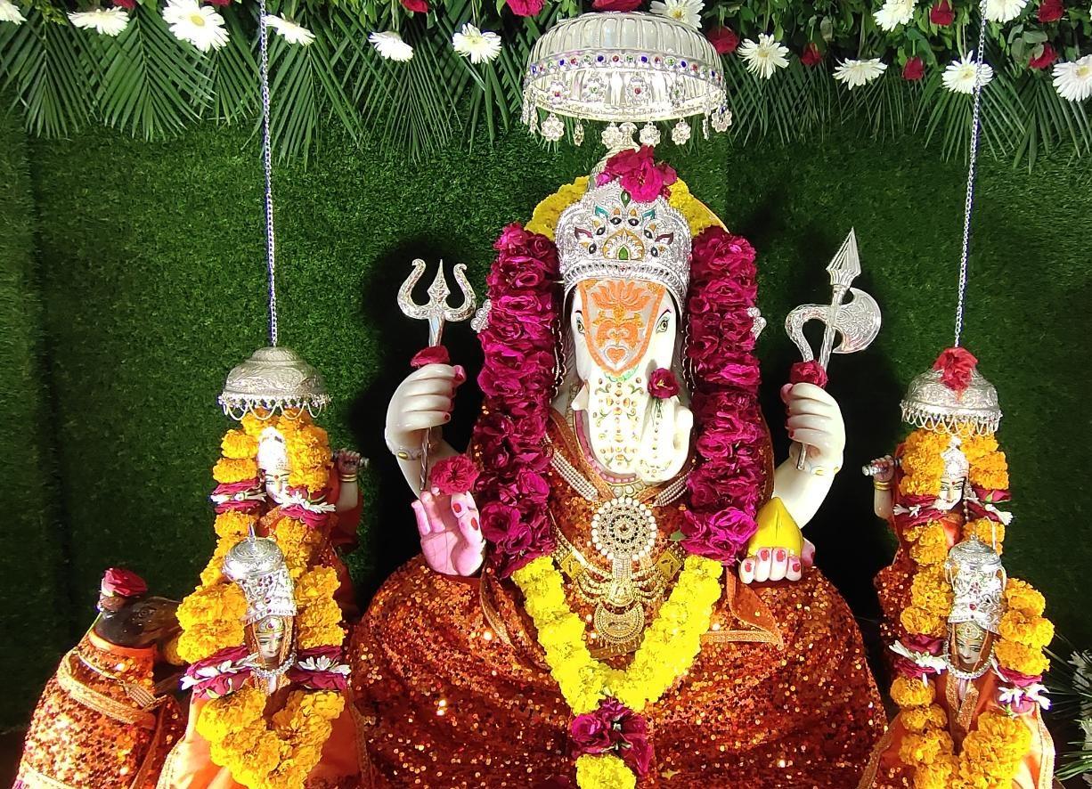 देवास के इस मंदिर में पूरे परिवार के साथ विराजित हैं श्री गणेश, दर्शन के लिये लगती है भक्तों भीड़