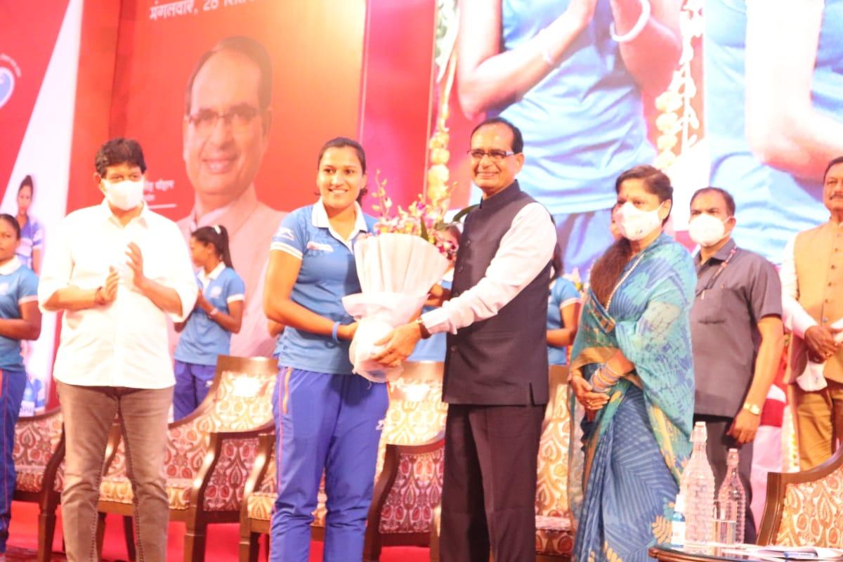 CM Shivraj ने भारतीय महिला हॉकी टीम को सम्मानित किया, सीएम हाउस में दोपहर भोज