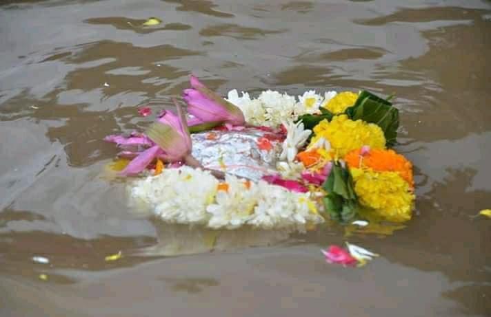 Dewas News: पानी मे 3 बार तैरी साढ़े 7 किलो वजनी भगवान नृसिंह की मूर्ति, चमत्कार देखने उमड़े लोग