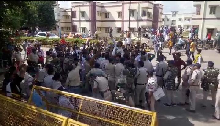Satna News : महंगाई और बेरोजगारी को लेकर NSUI का प्रदर्शन, पुलिस और कार्यकर्ताओं में हुई झड़प