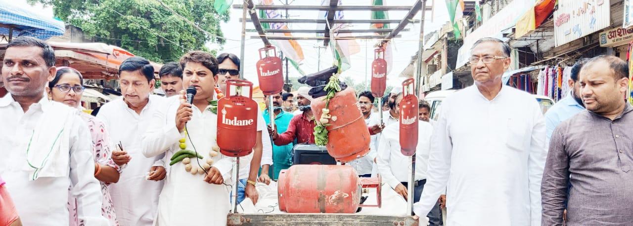 Morena News: रसोई गैस के बढ़ते दामों को लेकर कांग्रेस का प्रदर्शन, गैस सिलेंडर की निकाली अर्थी