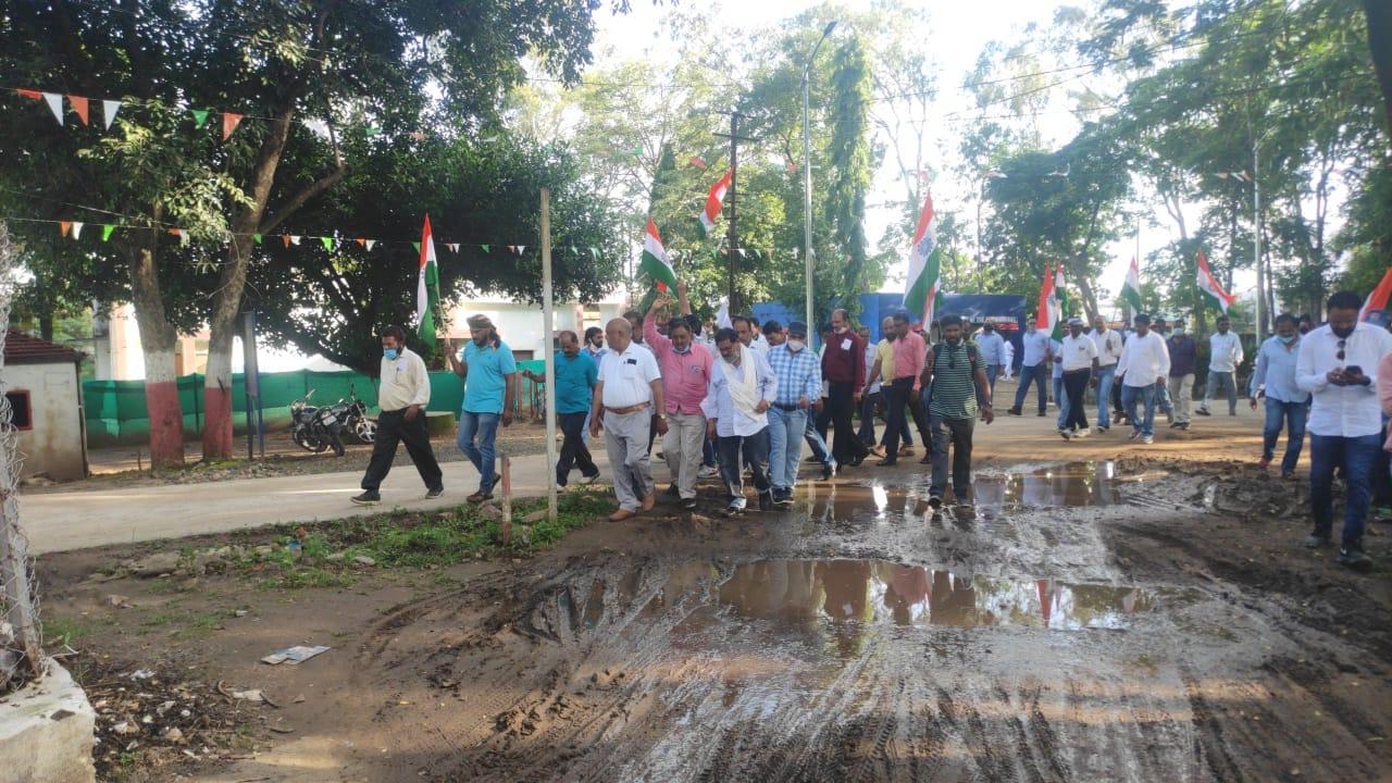 कोविड-19 से मृत कर्मचारियों के परिवारों को मुआवजा न मिलने पर इंटक ने सौंपा ज्ञापन