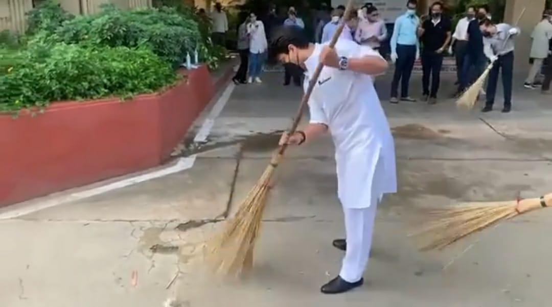 सिंधिया ने हाथ में उठाई झाड़ू, मंत्रालय परिसर में की सफाई, डस्टपैड से उठाया कचरा