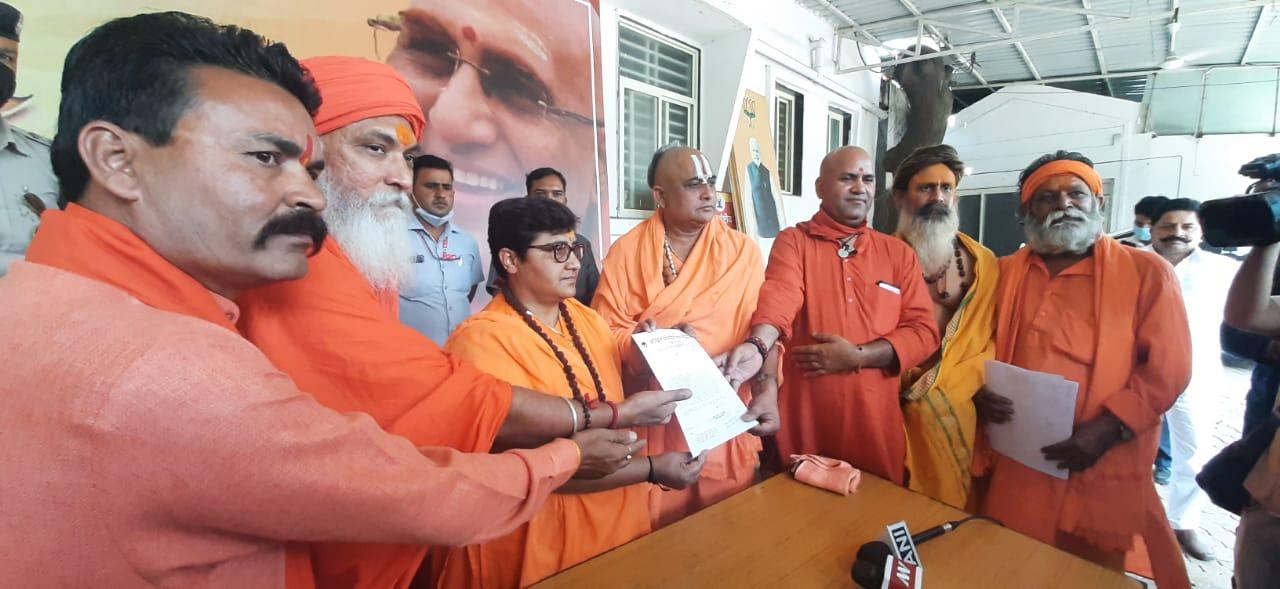 आश्रम 3 : नहीं थम रहा विवाद, अब संत समाज ने दी चेतावनी, सांसद प्रज्ञा ने भी जताई आपत्ति, लिखेगी सी एम को पत्र