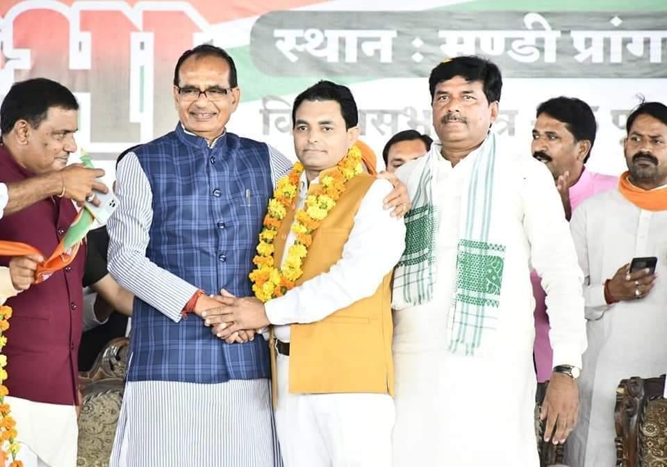 MP उपचुनाव से पहले एक और मास्टर स्ट्रोक, अब दिग्गज नेता समर्थकों के साथ BJP में शामिल