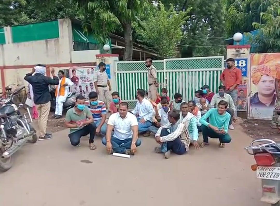 दो महीने से बिजली गायब, ग्रामीणों ने घेरा ऊर्जा मंत्री प्रद्युम्न सिंह तोमर का बंगला