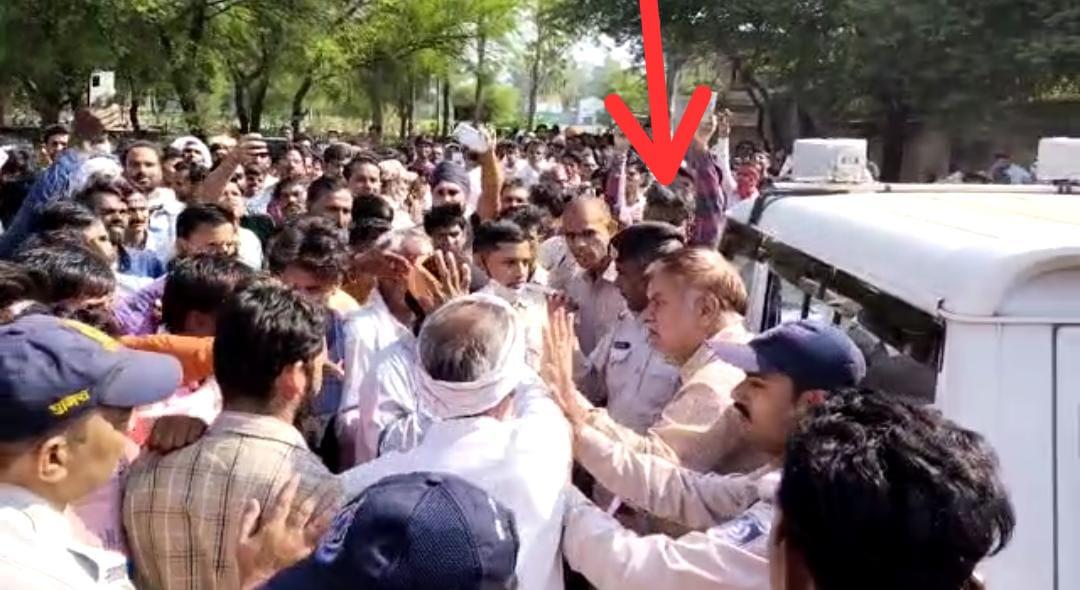 खाद न मिलने से उग्र किसानों ने कृषि अधिकारी के साथ की मारपीट, SDM मौके से भागे