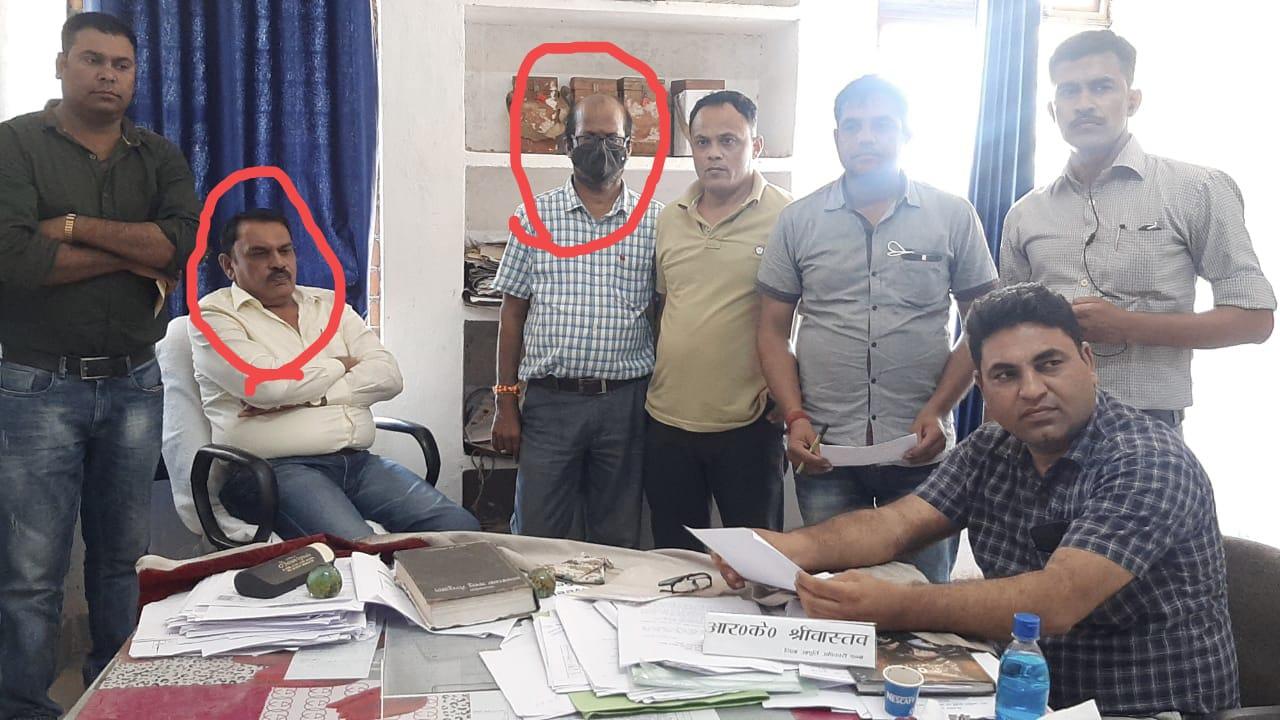 सागर लोकायुक्त की बड़ी कार्रवाई- अधिकारी और बाबू 1 लाख 40 हजार की रिश्वत लेते ट्रैप