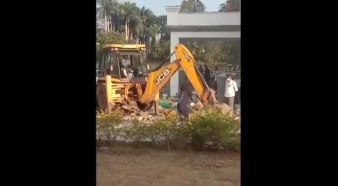 MP में रिटायर्ड IAS की बहू को JCB से कुचलने की कोशिश! सामने आया वीडियो