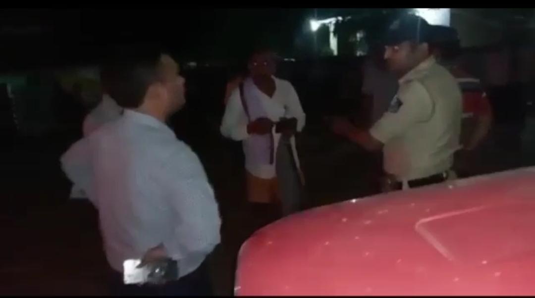 IAS ने उतरवाये ग्रामीण के बीच बाजार कपड़े, कार मे टक्कर लगने की दी सज़ा, वीडियो हुआ वायरल