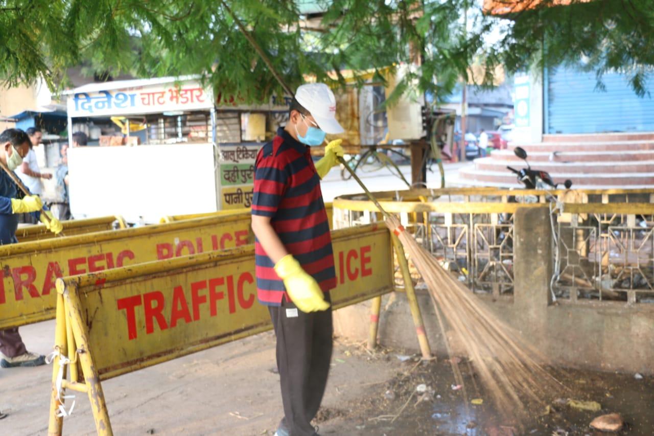 शहर को साफ करने फावड़ा और झाड़ू लेकर सड़कों पर निकले होशंगाबाद कलेक्टर, चौराहों से हटाया कचरा