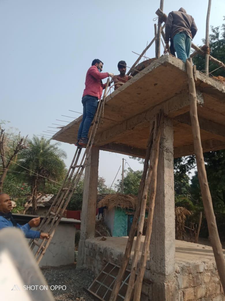 Corona third wave के खिलाफ 12 फीट की सीढ़ियों पर चढ़कर वैक्सीनेशन, फोटो वायरल
