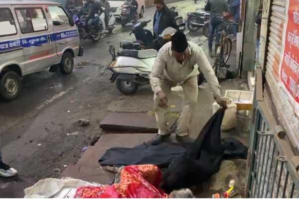 Jabalpur News : संस्कारधानी में शर्मसार हुई मानवता, घंटो तक पानी मे भीगती रही बेसहारा बुजुर्ग महिला