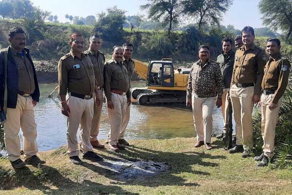 Guna News : अवैध उत्खनन के खिलाफ प्रशासन की बड़ी कार्रवाई, पॉकलेशन मशीन के ड्राइवर को किया गिरफ्तार