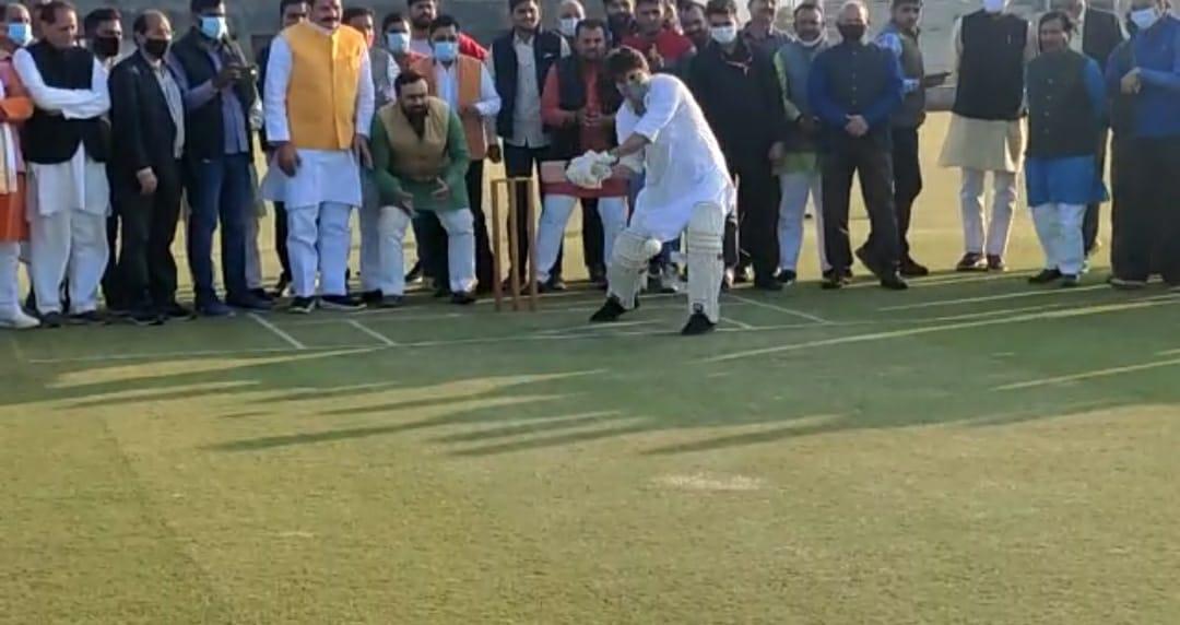 सिंधिया से आगे निकलने की होड़ में गिरे नेता जी, सिलावट की गेंद पर मारे चौके-छक्के