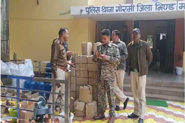 भिंड पुलिस ने अवैध शराब फैक्ट्री पर की बड़ी कार्रवाई, 15 लाख रु का सामान जप्त, आरोपी गिफ्तार