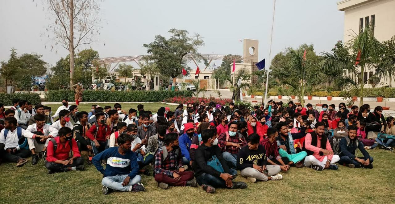 छात्रों ने किया परीक्षा का बहिष्कार कहा “जब पढ़ाई ऑनलाइन तो परीक्षा क्यों ऑफलाइन”?