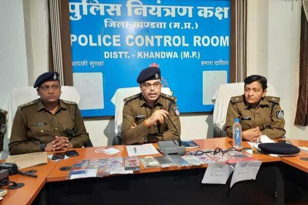 खंडवा : एसबीआई बैंक के एटीएम मशीन में छेड़छाड़ कर लाखों रुपये निकालने वाले दो बदमाश गिरफ्तार