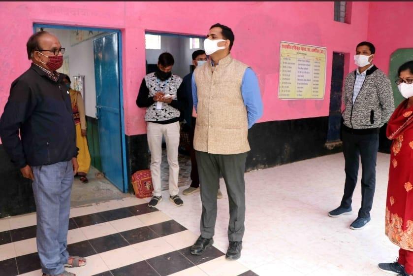 छात्राओं से लगवाई झाड़ू, टीचर हुई निलंबित, हेडमास्टर पर कार्रवाई का प्रस्ताव