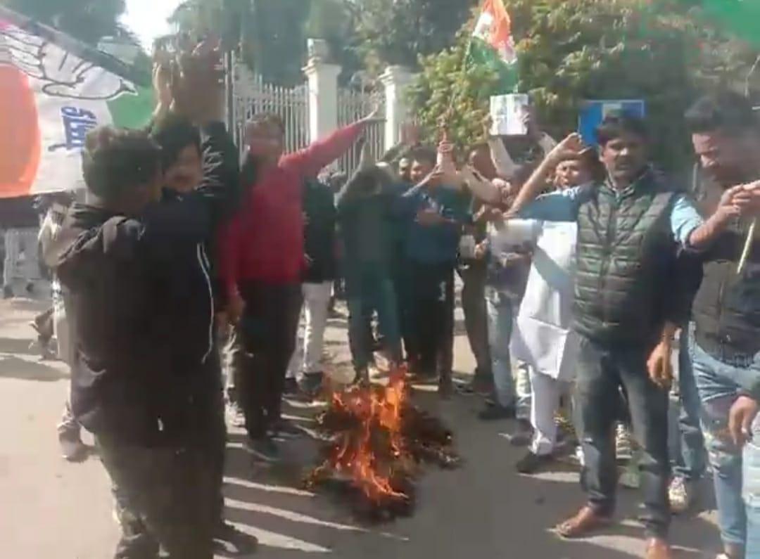 Gwalior News : पुतला दहन के दौरान हादसा, SI झुलसे, अस्पताल में भर्ती