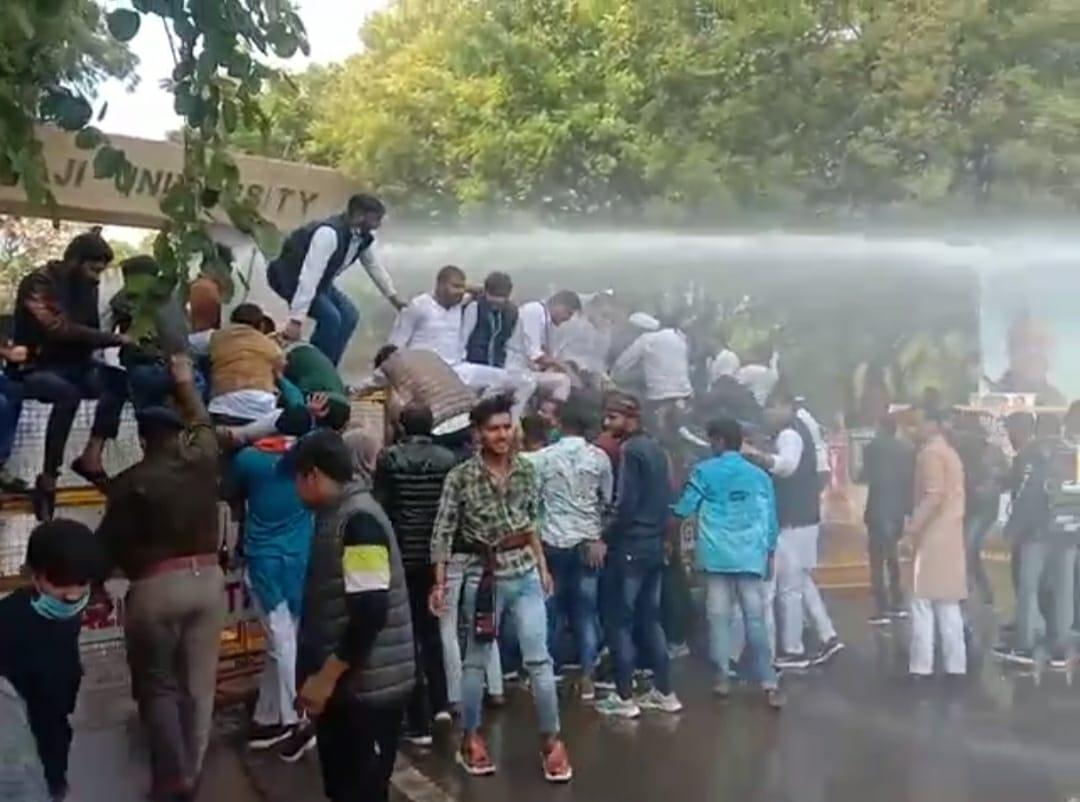 NSUI का जीवाजी विश्वविद्यालय पर हल्ला बोल, पुलिस ने चलाई लाठी, पानी की बौछार की