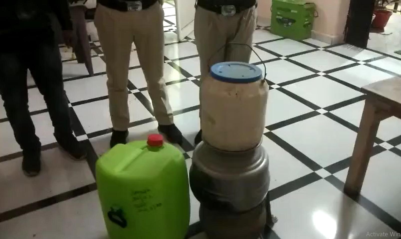 Bhind News : अवैध देसी शराब बनाने वाले कारोबारी को पुलिस ने रंगे हाथों पकड़ा