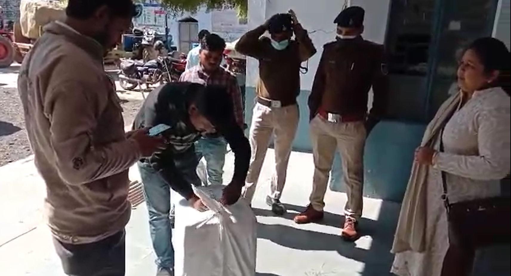 Morena News : मुरैना से भोपाल भेजा जा रहा था लाखों रुपये का पनीर, प्रशासन ने की कार्रवाई