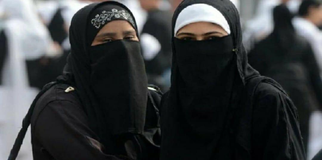 Hijab Controversy: शर्लिन चौपड़ा का प्रियंका गांधी से सवाल, कॉलेज में बिकनी पहन सकते हैं ?