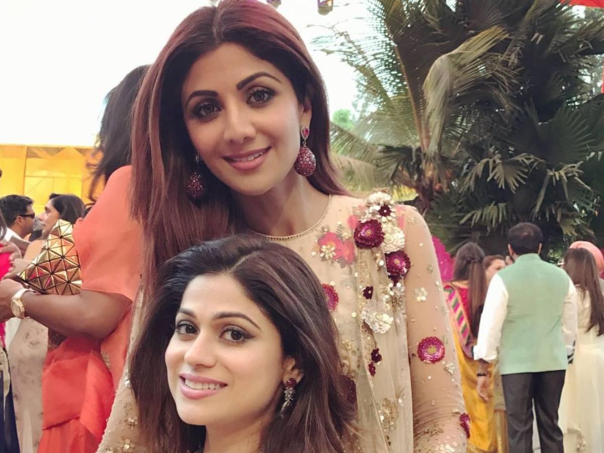 पति राजकुंद्रा के साये से जैसे-तैसे बची Shilpa Shetty फिर बुरी फंसी हैं, बहन समेत मां पर भी समन जारी