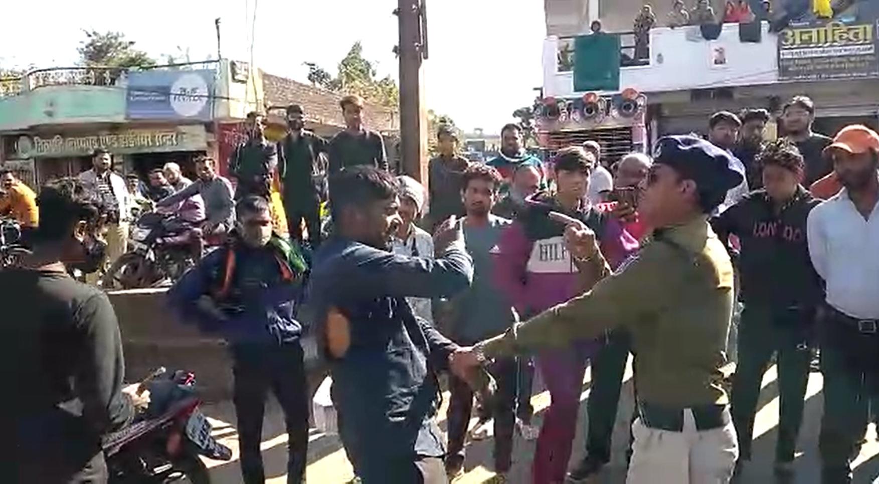 Sehore News : कानून व्यवस्था की धज्जियां उड़ाते नजर आए 5 बदमाश, मामला दर्ज
