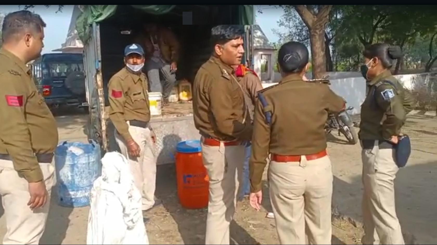Morena News : जेसीबी से जब खोदी जमीन तो 35 ड्रम निकली कच्ची शराब, जानें क्या है पूरा मामला