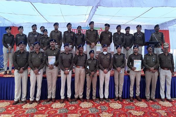 जबलपुर एटीएम कैश वैन लूट मामला : एसपी ने सभी पुलिस कर्मियों का किया सम्मान