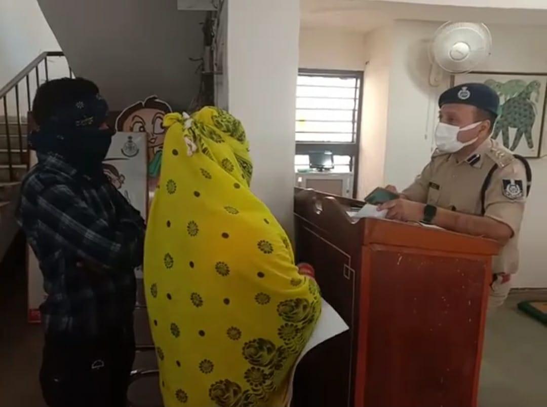 इंटर कास्ट लव मैरिज से बौखलाए परिजन, दी जान से मारने धमकी, प्रेमी जोड़ा पहुंचा SP के पास