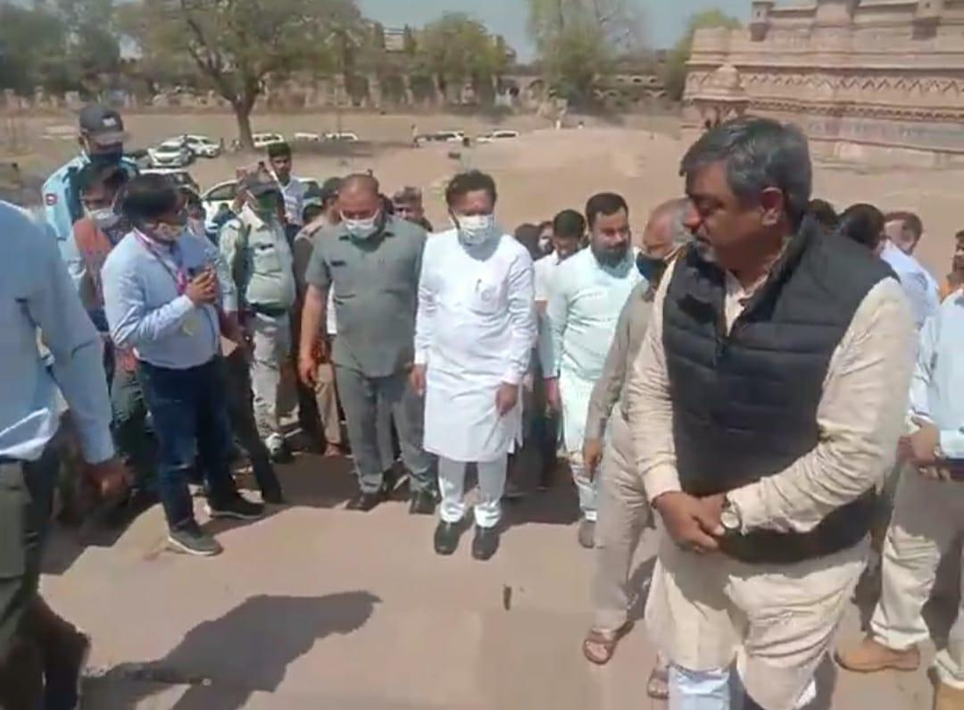 Gwalior किले पर गंदगी देख भड़के पर्यटन मंत्री, बोले- नहीं कर सकते हो तो राज्य सरकार को दे दें ?