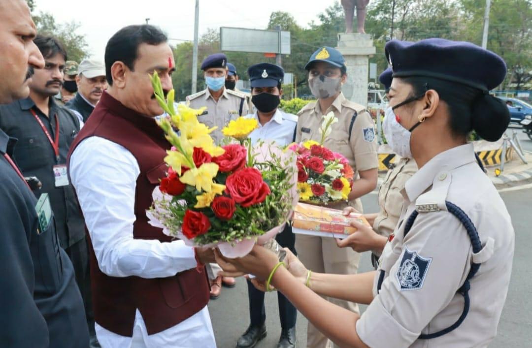 महिला दिवस पर गृह मंत्री की घोषणा, प्रदेश में आज ट्रैफिक संभालेंगी महिला पुलिस