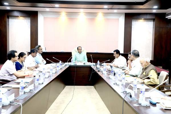 सीएम शिवराज के अधिकारियों को निर्देश, योजनाओं पर प्रमुखता से हो कार्य, पर्यावरण की सुरक्षा को मिले सर्वोच्च प्राथमिकता