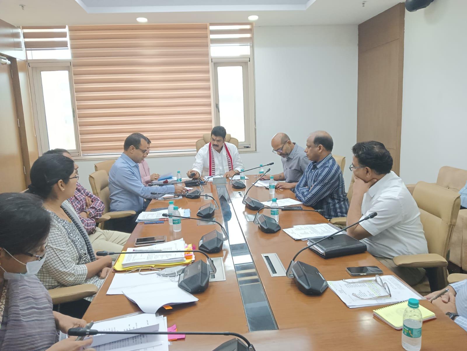 आरसीएमएस पोर्टल में आ रही समस्याओं को लेकर राजस्व मंत्री ने बैठक में दिखाई तल्खी