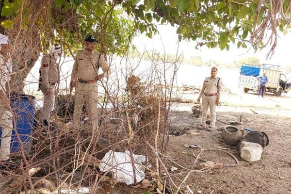 पिछोर पुलिस की बड़ी कार्रवाई, अवैध शराब के अड्डों पर छापा मारकर 2000 लीटर लहान किया जब्त