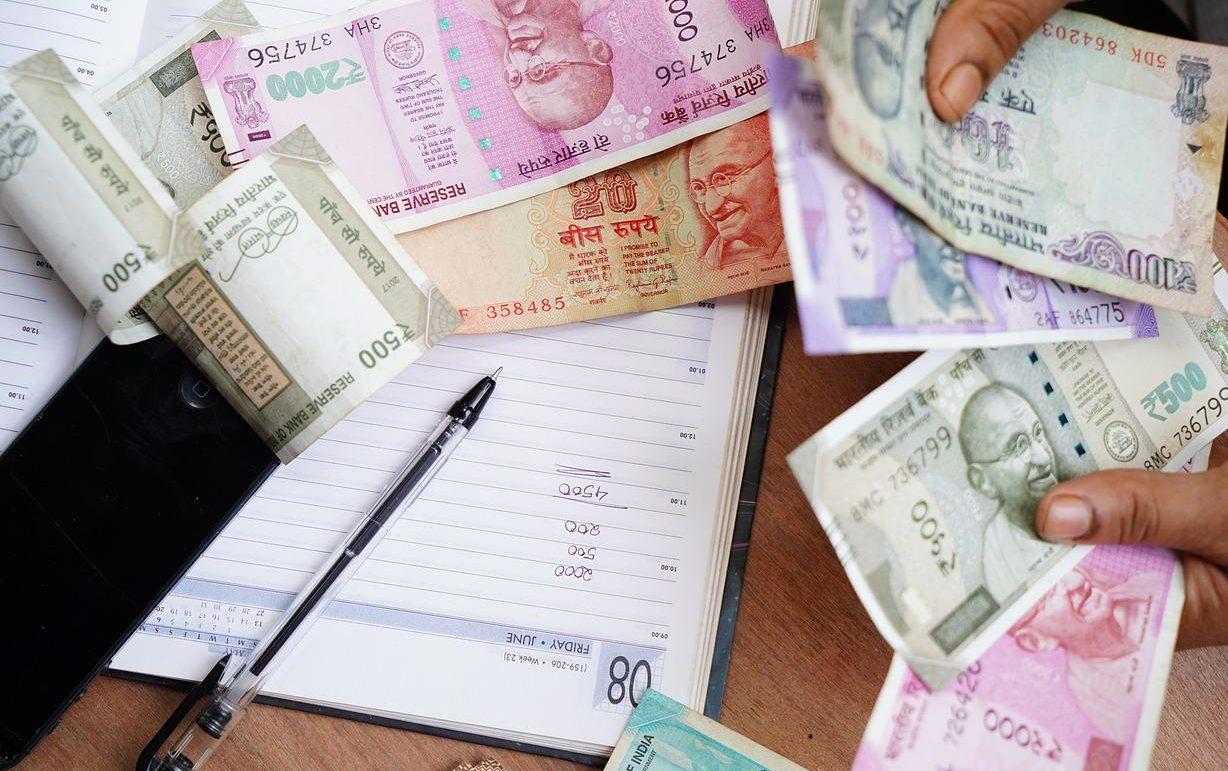 थोक महंगाई ने तोड़े सालों के रिकार्ड, डॉलर के सामने रुपया पड़ा फीका, जाने महंगाई और रुपये का कनेक्शन