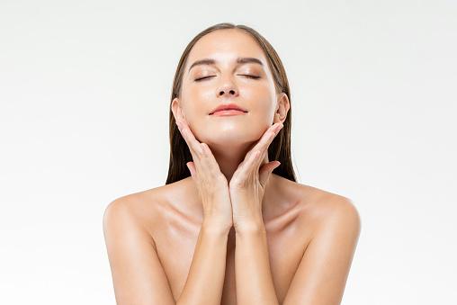 Skin Care : चेहरे की कई समस्याओं को दूर करता है गुलाब जल, इन चीजों के साथ करें इस्तेमाल