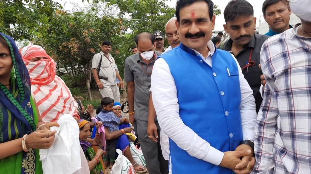 मध्य प्रदेश : दतिया में नरोत्तम मिश्रा ने डोर टू डोर जा कर सुनी समस्याएं