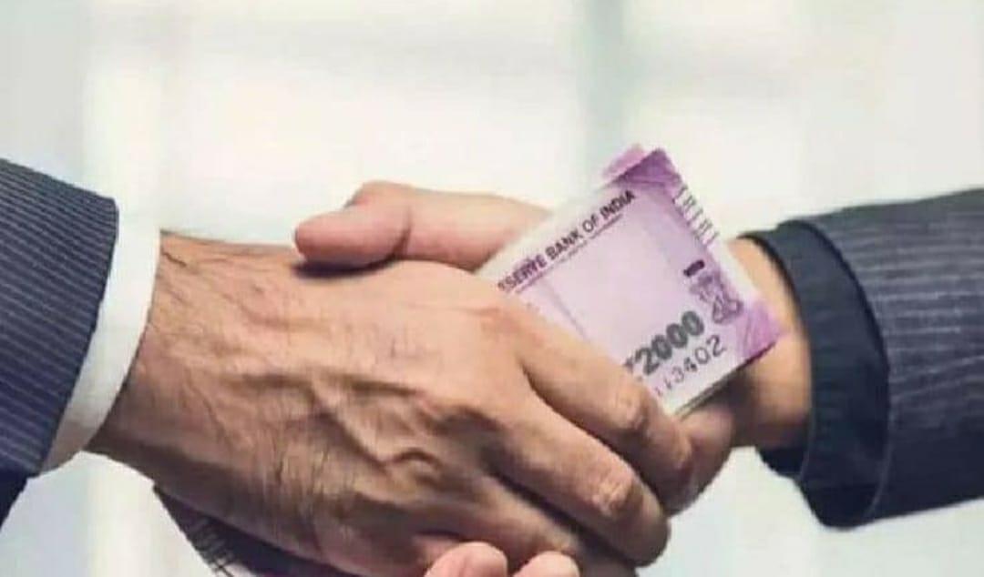 CMHO को 10,000 रुपये की रिश्वत लेते, लोकायुक्त पुलिस ने रंगे हाथ पकड़ा